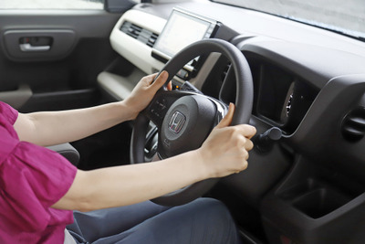 軽自動車のハンドルが「遠い」のはなぜ?軽ならではの深い事情とは【岩貞るみこの人道車医】 画像