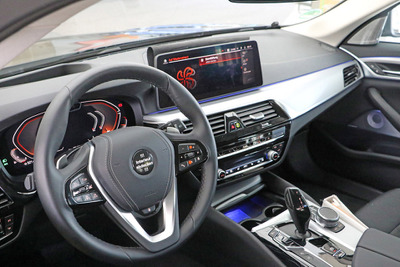 BMW 5シリーズツーリング 改良新型の内装を激写…ワイドタッチスクリーン搭載へ 画像