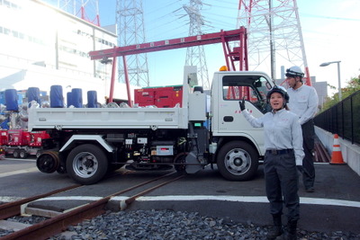 道路と鉄路を行き来する「軌陸車」…アクティオがデモンストレーション 画像