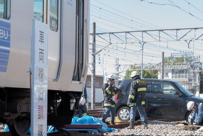 震度6弱の地震が発生、電車と自動車が衝突---西武鉄道が総合復旧訓練を実施 画像