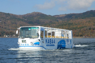 水陸両用バス「山中湖のカバ」、新車両増備　外国語アナウンスでインバウンド客をおもてなし 画像