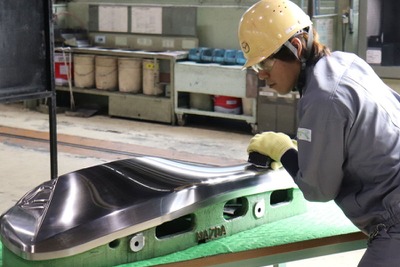 匠の技を量産する「魂動フォーム」「魂動削り」「魂動磨き」とは?…マツダ生産技術の秘密 画像