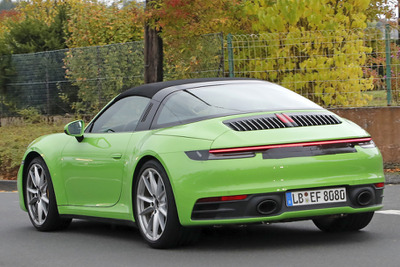 紅葉に映えるグリーンのボディ…ポルシェ 911タルガ 新型、デビュー直前の姿をスクープ 画像