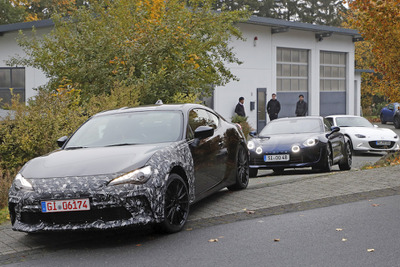 ロードスターとアルピーヌ従え…スバル BRZ 謎の開発車両、改良モデルかスペシャル仕様か 画像