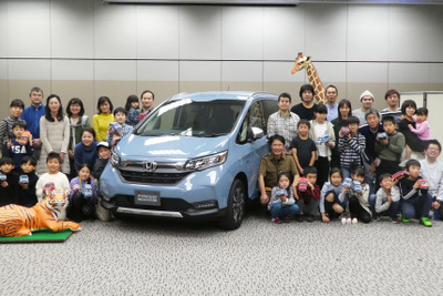 親子で夢中に!ホンダ フリード・クロスター でペーパークラフト体験「家族のクルマを表現」 画像