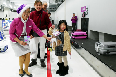 搭乗した子供にクリスマスプレゼント ピーチが成田空港でサプライズ 画像