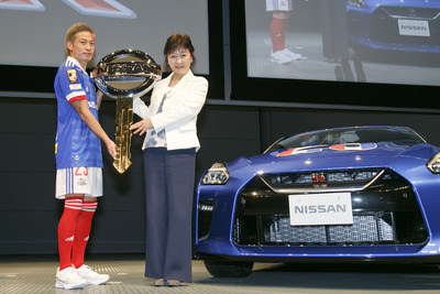 J1優勝の立役者、横浜F・マリノス仲川選手にサプライズ！ 日産が GT-R を贈呈 画像