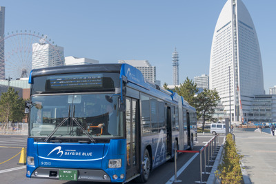 国産初のハイブリッド連節バス「BAYSIDE BLUE」が横浜でデビュー［動画］ 画像