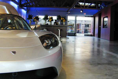 EVスポーツカーのテスラ、直営ディーラーをオープン 画像