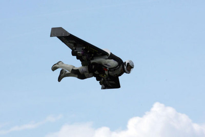 『ジェットウィング付き人間』世界初飛行 画像