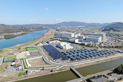 村田製作所、日本最大級となる1200台分の駐車場型メガソーラーシステムを導入 画像