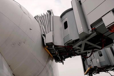 新明和、航空旅客搭乗橋の完全自動装着システムを開発 画像