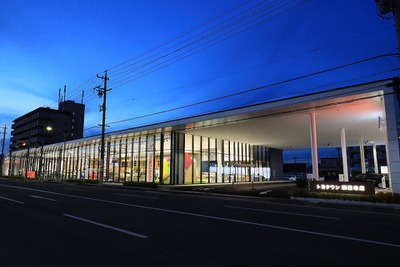 国内最大級のトヨタディーラー「TOYOTOWN 四日市」オープン…希少なカタログコレクションも常設展示 画像