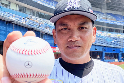 メルセデスベンツのマーク入りボール、千葉ロッテマリーンズが試合で使用 画像