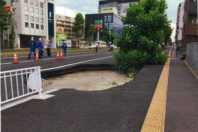 新横浜駅近くの相鉄・東急直通線工事現場で道路が陥没…6月17日の解除を目指して車線規制が続く 画像