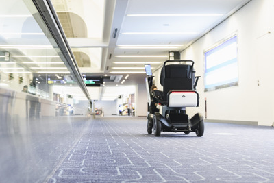 羽田空港に自動運転車椅子など導入 ソーシャルディスタンス確保 画像