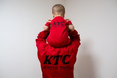 工具メーカーがベビーロンパース発売…パパのツナギとお揃い KTC 画像