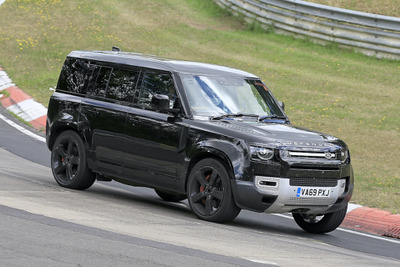 迫力のオールブラック…ランドローバー ディフェンダー、これが500馬力のV8モデルだ! 画像