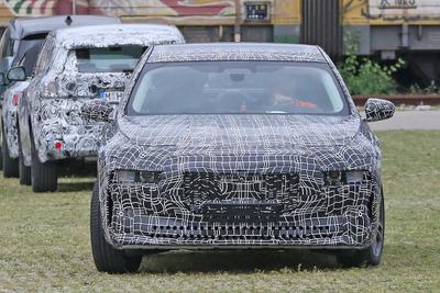 「E38」風シャークノーズ採用か? BMWのEVセダン『i7』、プロトタイプを鮮明にスクープ 画像