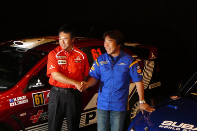 【WRCラリージャパン】新井、田口の両選手がガッチリ握手 画像