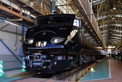 JR九州の新観光列車『36ぷらす3』が完成…黒メタリックに和テイストの“オンリーワン” 画像