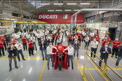 ドゥカティ、新型ムルティストラーダV4の生産開始…量産車初のレーダーシステムで二輪版ACC実現 画像