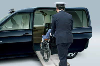 車椅子利用者のタクシー乗車拒否問題、国交相「厳正の対処」 画像
