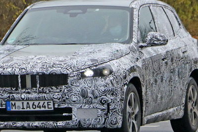 BMW最小SUV「X1」にもフルEVバージョン設定が確実に…開発車両を初スクープ! 画像