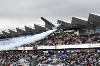 ふたたび室屋選手のフライトパフォーマンス…SUPER GT 最終戦 画像