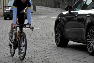 自転車によるあおり運転、7人に1人が被害経験あり au損保調べ 画像