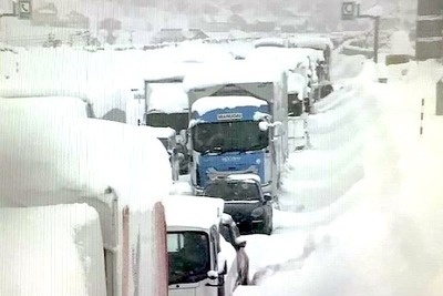 最強の寒気襲来…関越道で一時1100台立ち往生、今夜以降も大雪警戒［新聞ウォッチ］ 画像