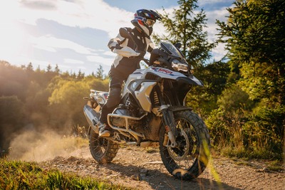 BMWモトラッド、アドベンチャーモデル新型『R1250GS』発売へ 価格は219万2000円より 画像