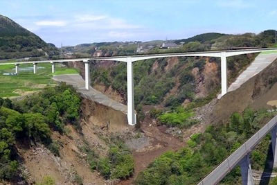 「たぶん」が「決定」に…新阿蘇大橋の開通は3月7日、看板を掛け替え 画像