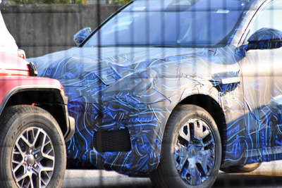 マセラティの新型SUV『グレカーレ』、実車をスクープ！大きなヘッドライトがくっきり 画像