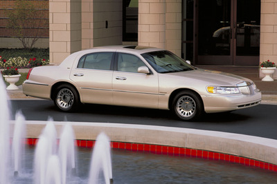 これぞアメリカのリムジン…2002年型リンカーン『タウンカー』を発売開始 画像