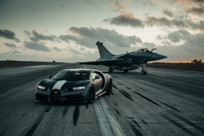 ブガッティ シロン 限定車、戦闘機と加速競争 …「空の伝説」を称える1500馬力 画像
