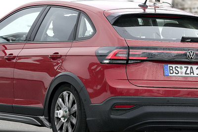 「カリスマ的デザイン」VWの新型コンパクトSUV『タイゴ』、レッドボディで出現！ 画像