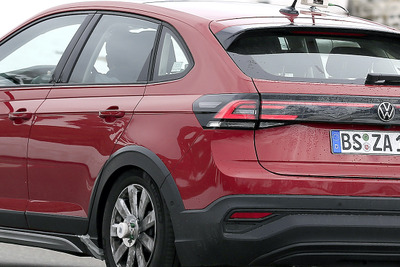 「カリスマ的デザイン」VWの新型コンパクトSUV『タイゴ』、レッドボディで出現! 画像