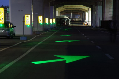 矢印を路面に投影、車線変更予告…小型照明装置 画像