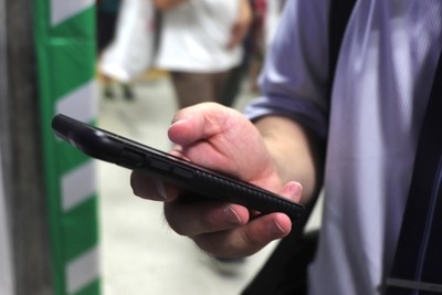 歩きスマホ中、自動車・自転車とぶつかった!!…でも、警察を呼ぶ人は少ない 画像