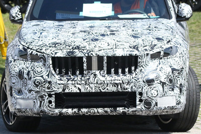 BMW X1 次期型プロトタイプ、ついに最終ヘッドライト装着！湾曲ディスプレイも搭載か 画像