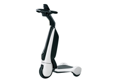 トヨタ、歩行速度の立ち乗り3輪モビリティを発売…価格は34万1000円より 画像