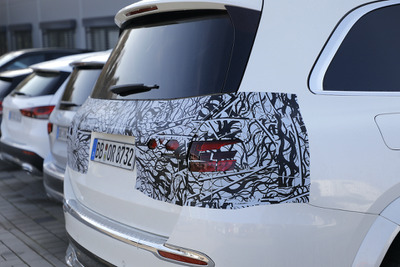 メルセデスの超豪華SUV『マイバッハGLS』が初の大幅改良へ…新テールライトを確認 画像
