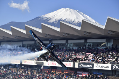 富士スピードウェイのホームストレートを飛行機が飛んだ!! クルマとコラボ 画像