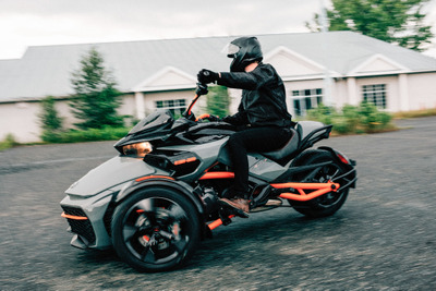 普通自動車免許でバイクの爽快感を楽しめる3輪モビリティ《カンナム》の魅力をディーラーインタビュー 画像