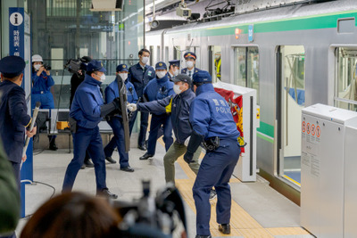 電車内で不審者が刃物を振り回し放火…東京メトロで異常時想定訓練 画像