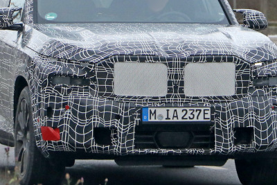 ベースモデルで1700万円超え? BMWの最上級電動SUV『XM』、最終形が見えてきた 画像
