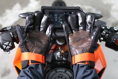 冬のライディングにおすすめ、ウエットスーツ素材のオーバーグローブで寒さをシャットアウト 画像