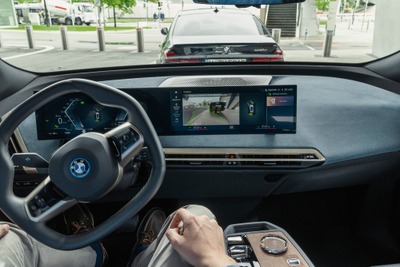 BMWの電動SUV『iX』、新開発の自動駐車システム初設定 3月から欧州で 画像