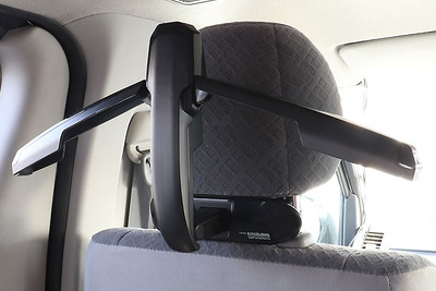 折り畳み式車載用スーツハンガー登場、高級感あふれるスタイリッシュデザイン 画像